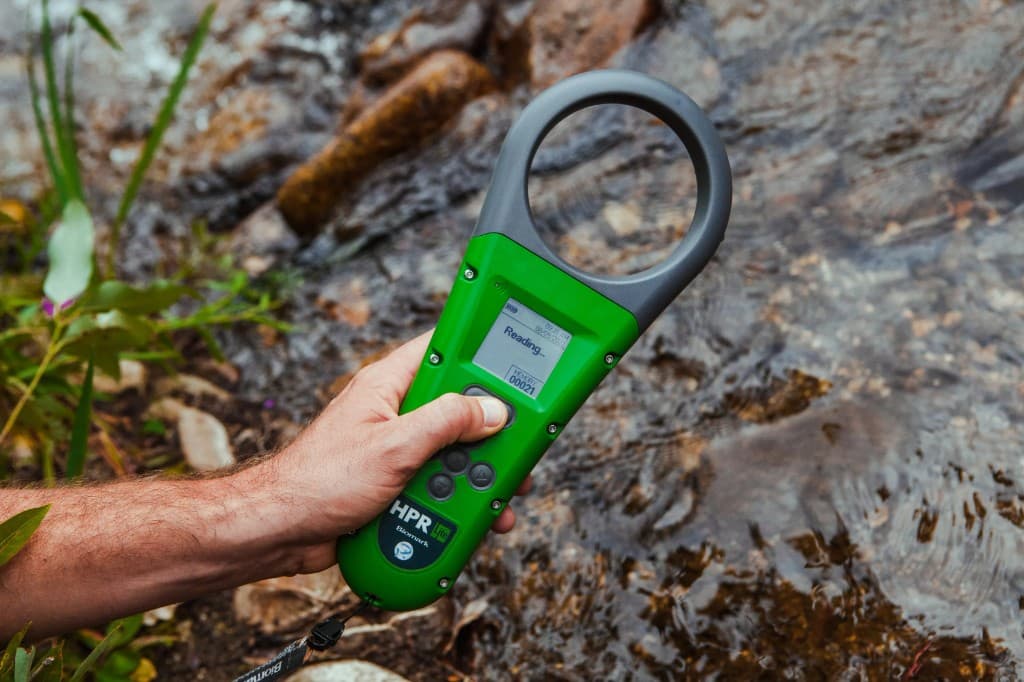 Handheld PIT tag reader scanning in water